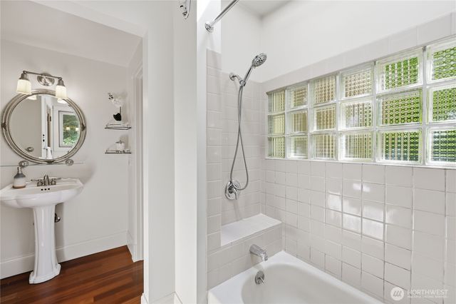 8883 NE Wardwell Road, Bainbridge Island, WA 98110