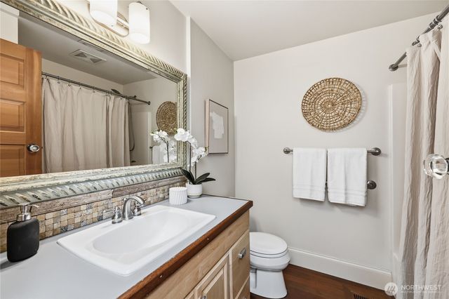 8883 NE Wardwell Road, Bainbridge Island, WA 98110