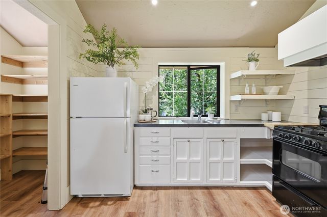 8883 NE Wardwell Road, Bainbridge Island, WA 98110