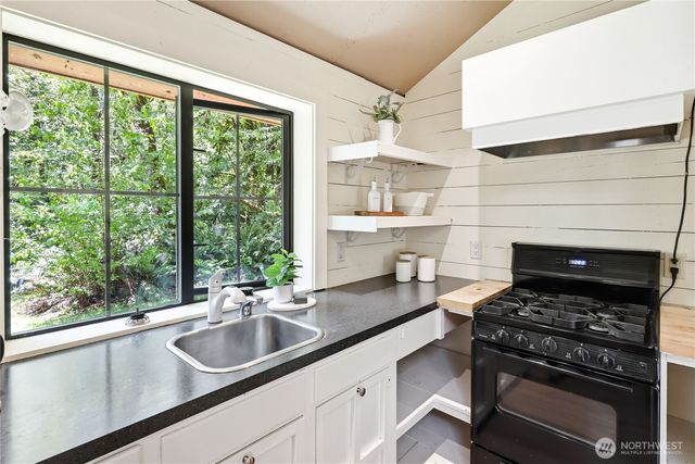 8883 NE Wardwell Road, Bainbridge Island, WA 98110