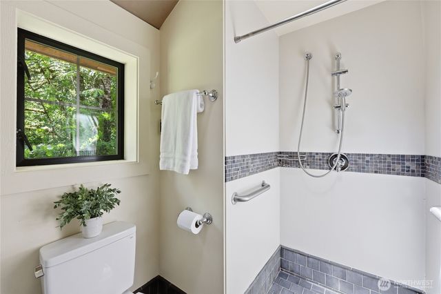 8883 NE Wardwell Road, Bainbridge Island, WA 98110