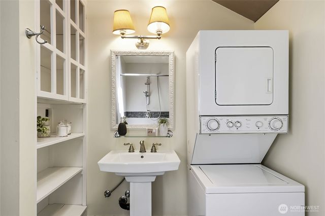 8883 NE Wardwell Road, Bainbridge Island, WA 98110