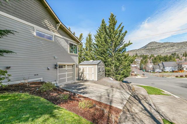 4575 Hathaway Drive, Medford, OR 97504