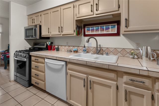 3081 Plaza Blanca, Santa Fe, NM 87507