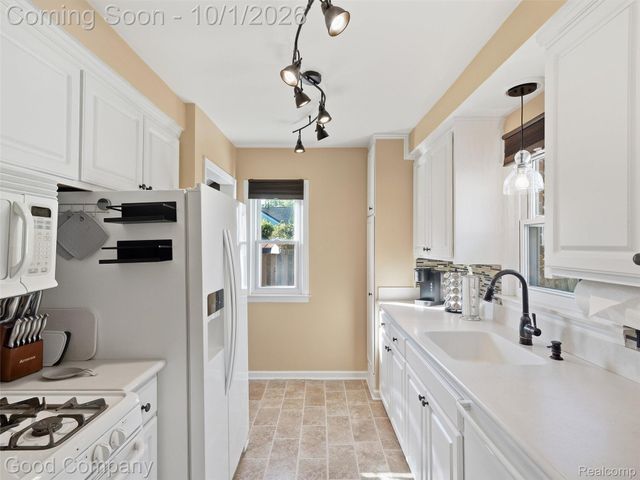 724 S Gainsborough Avenue, Royal Oak, MI 48067