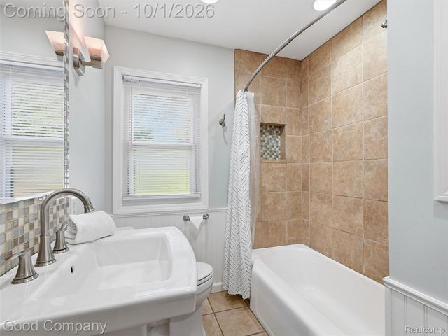 724 S Gainsborough Avenue, Royal Oak, MI 48067