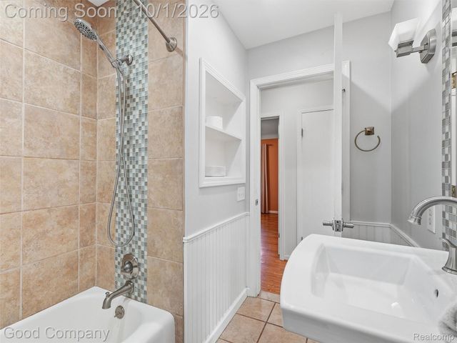 724 S Gainsborough Avenue, Royal Oak, MI 48067