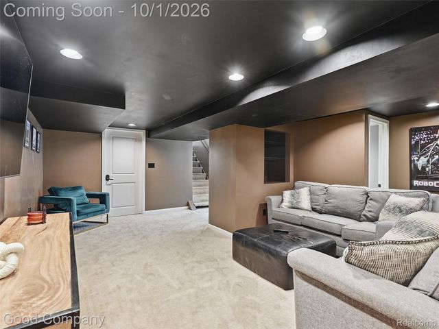 724 S Gainsborough Avenue, Royal Oak, MI 48067
