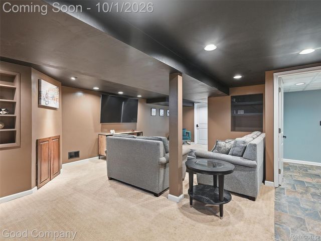 724 S Gainsborough Avenue, Royal Oak, MI 48067