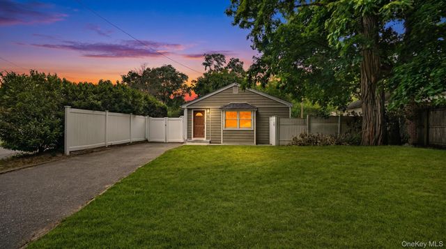185 E 17th Street, Huntington Station, NY 11746
