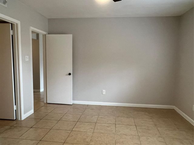 2824 Briarhurst Drive 9, Houston, TX 77057