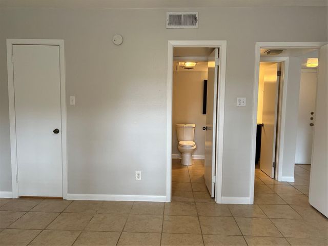 2824 Briarhurst Drive 9, Houston, TX 77057