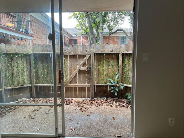 2824 Briarhurst Drive 9, Houston, TX 77057