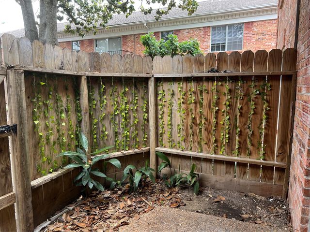 2824 Briarhurst Drive 9, Houston, TX 77057