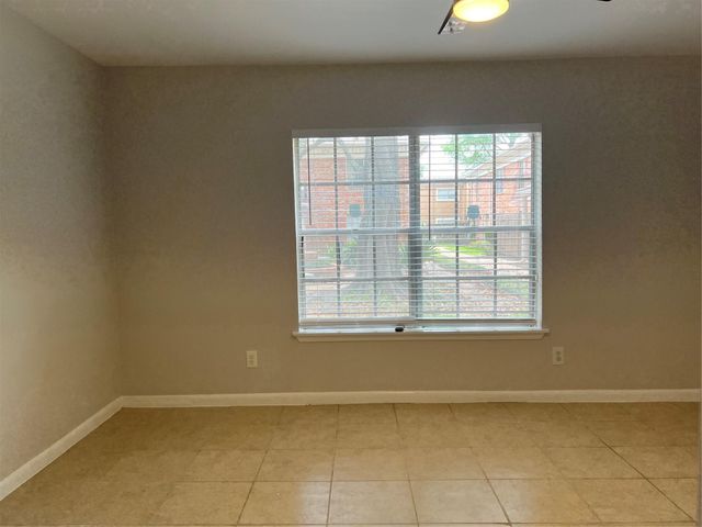 2824 Briarhurst Drive 9, Houston, TX 77057