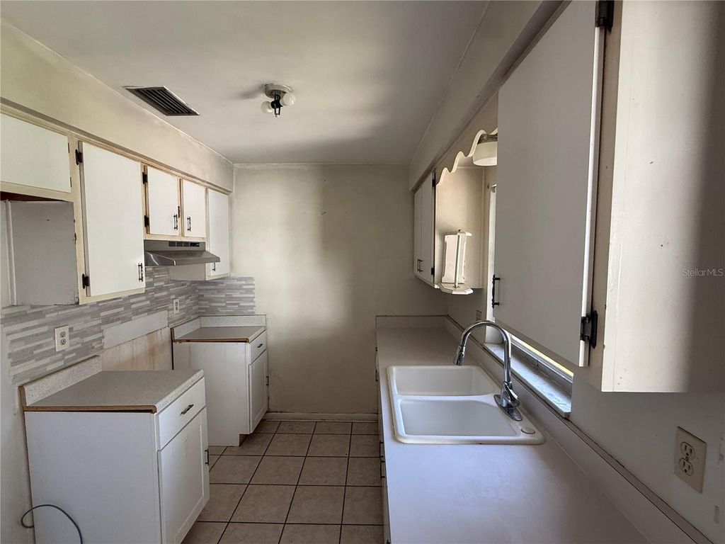 Image 7 of property listing at 3802 E ESTHER STREET, Orlando, FL 32812