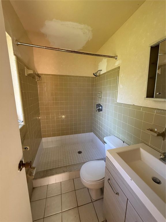 Image 9 of property listing at 3802 E ESTHER STREET, Orlando, FL 32812