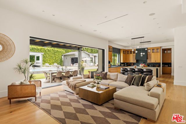 15321 Kingswood Lane, Sherman Oaks, CA 91403