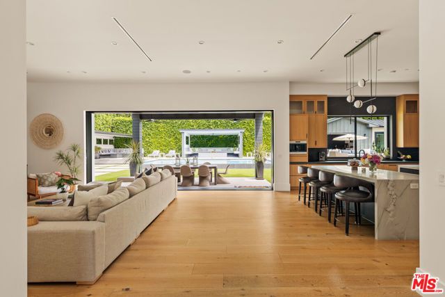 15321 Kingswood Lane, Sherman Oaks, CA 91403