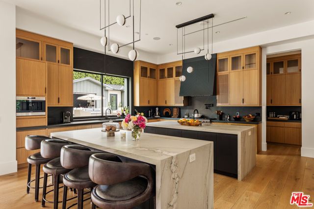 15321 Kingswood Lane, Sherman Oaks, CA 91403