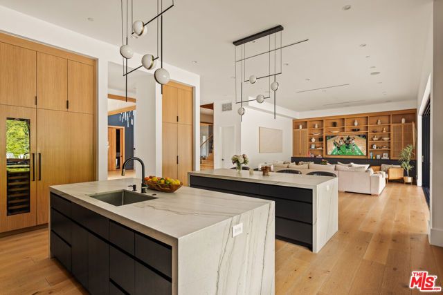 15321 Kingswood Lane, Sherman Oaks, CA 91403