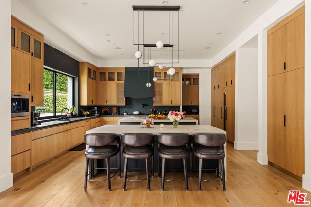 15321 Kingswood Lane, Sherman Oaks, CA 91403