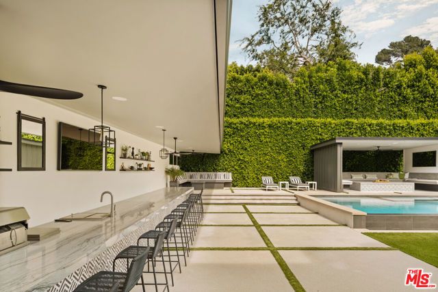 15321 Kingswood Lane, Sherman Oaks, CA 91403