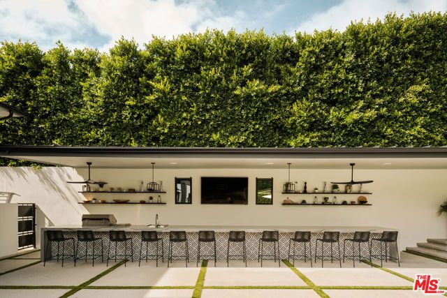 15321 Kingswood Lane, Sherman Oaks, CA 91403