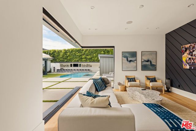 15321 Kingswood Lane, Sherman Oaks, CA 91403