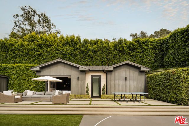 15321 Kingswood Lane, Sherman Oaks, CA 91403