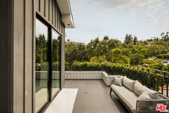 15321 Kingswood Lane, Sherman Oaks, CA 91403