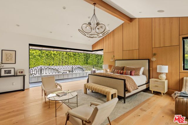 15321 Kingswood Lane, Sherman Oaks, CA 91403