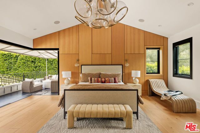 15321 Kingswood Lane, Sherman Oaks, CA 91403