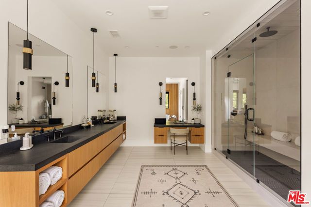 15321 Kingswood Lane, Sherman Oaks, CA 91403