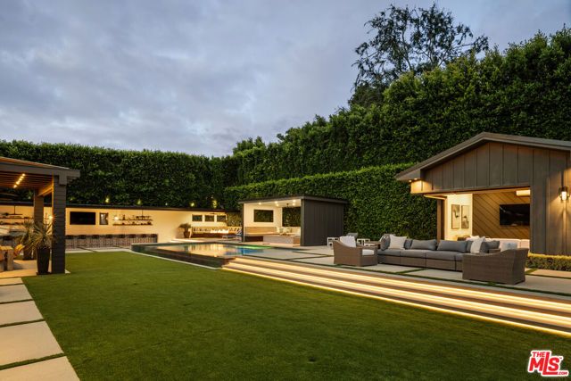 15321 Kingswood Lane, Sherman Oaks, CA 91403