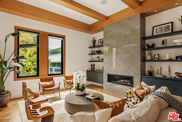 15321 Kingswood Lane, Sherman Oaks, CA 91403