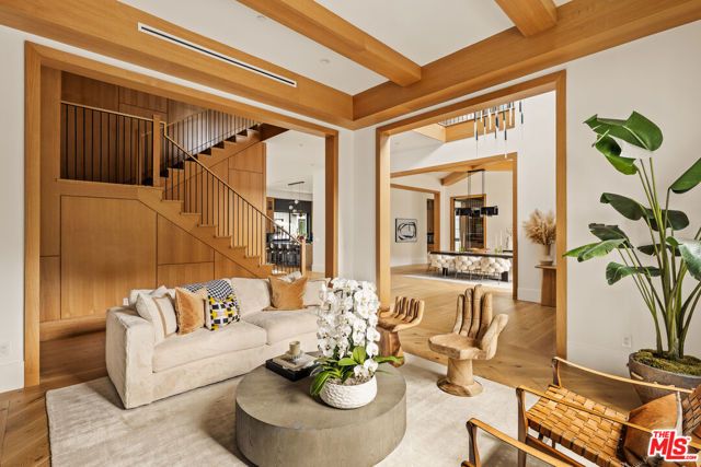 15321 Kingswood Lane, Sherman Oaks, CA 91403
