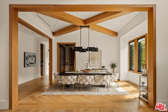 15321 Kingswood Lane, Sherman Oaks, CA 91403