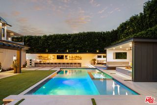 15321 Kingswood Lane, Sherman Oaks, CA 91403