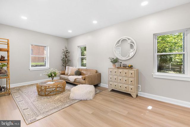 2016 WOODSIDE LN, Broomall, PA 19008