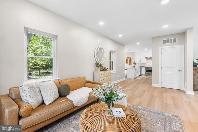 2016 WOODSIDE LN, Broomall, PA 19008