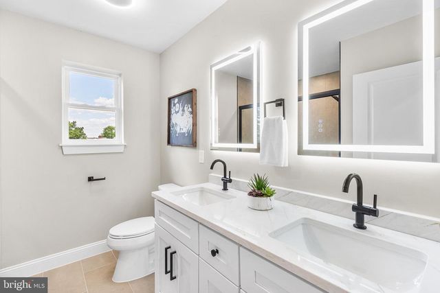 2016 WOODSIDE LN, Broomall, PA 19008