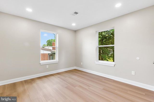 2016 WOODSIDE LN, Broomall, PA 19008