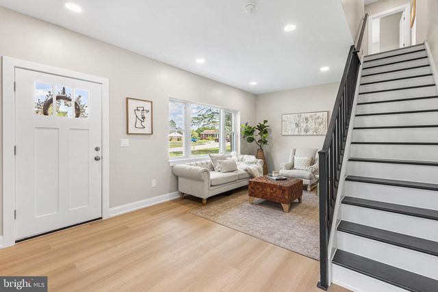 2016 WOODSIDE LN, Broomall, PA 19008