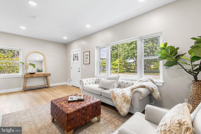 2016 WOODSIDE LN, Broomall, PA 19008