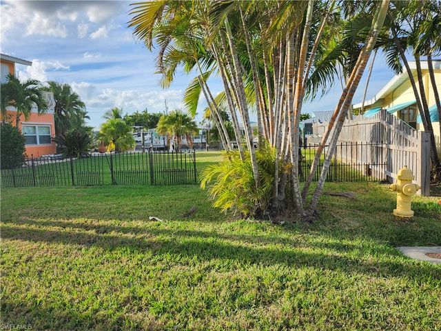 2596 Bayshore DR, Matlacha, FL 33993