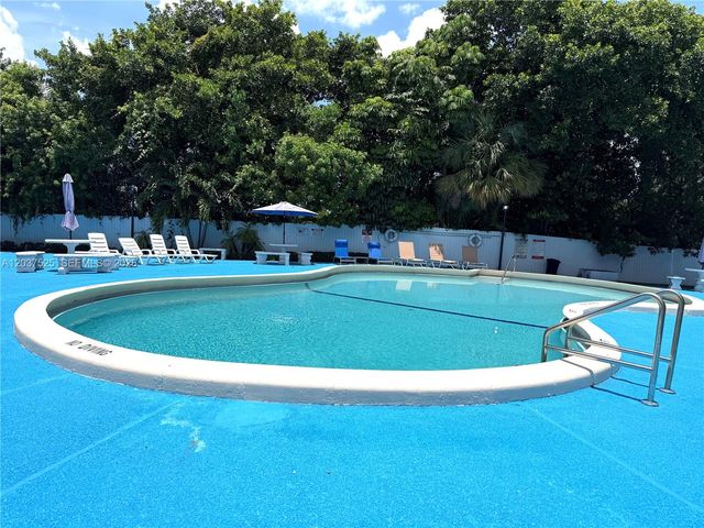 9440 Fontainebleau Boulevard 406, Miami, FL 33172