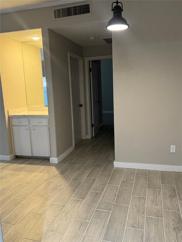 706 Bering Drive 103, Houston, TX 77057