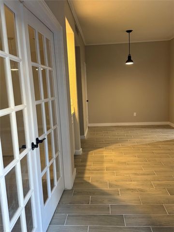 706 Bering Drive 103, Houston, TX 77057