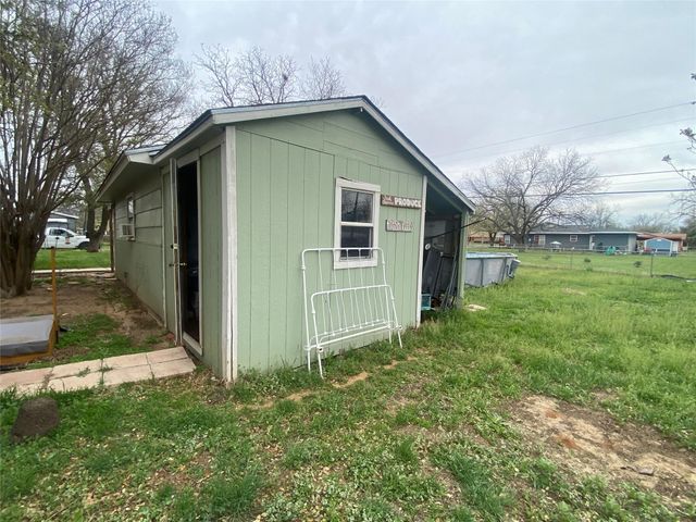 807 Gantt Street, Bangs, TX 76823